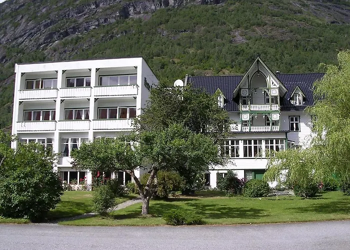 מלון Hjelle Hotel 2*